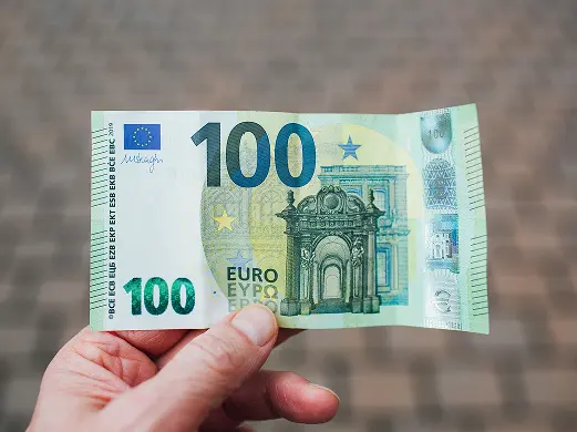 100 Euro Schein in der Hand